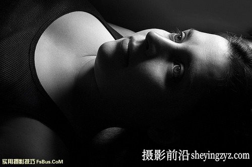 如何拍摄经典黑白独眼人像