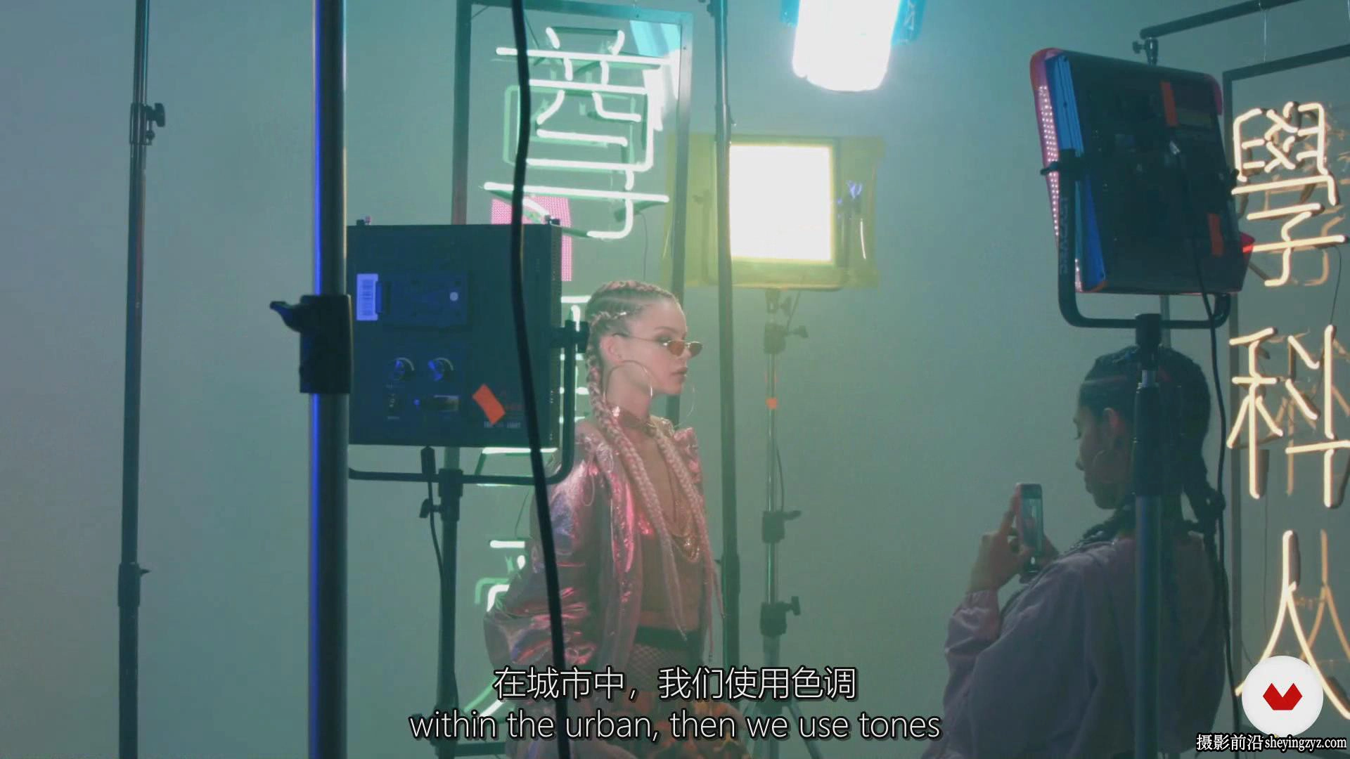 Mikeila Borgia 用连续光霓虹灯进行科技感人像摄影和修饰-中英字幕