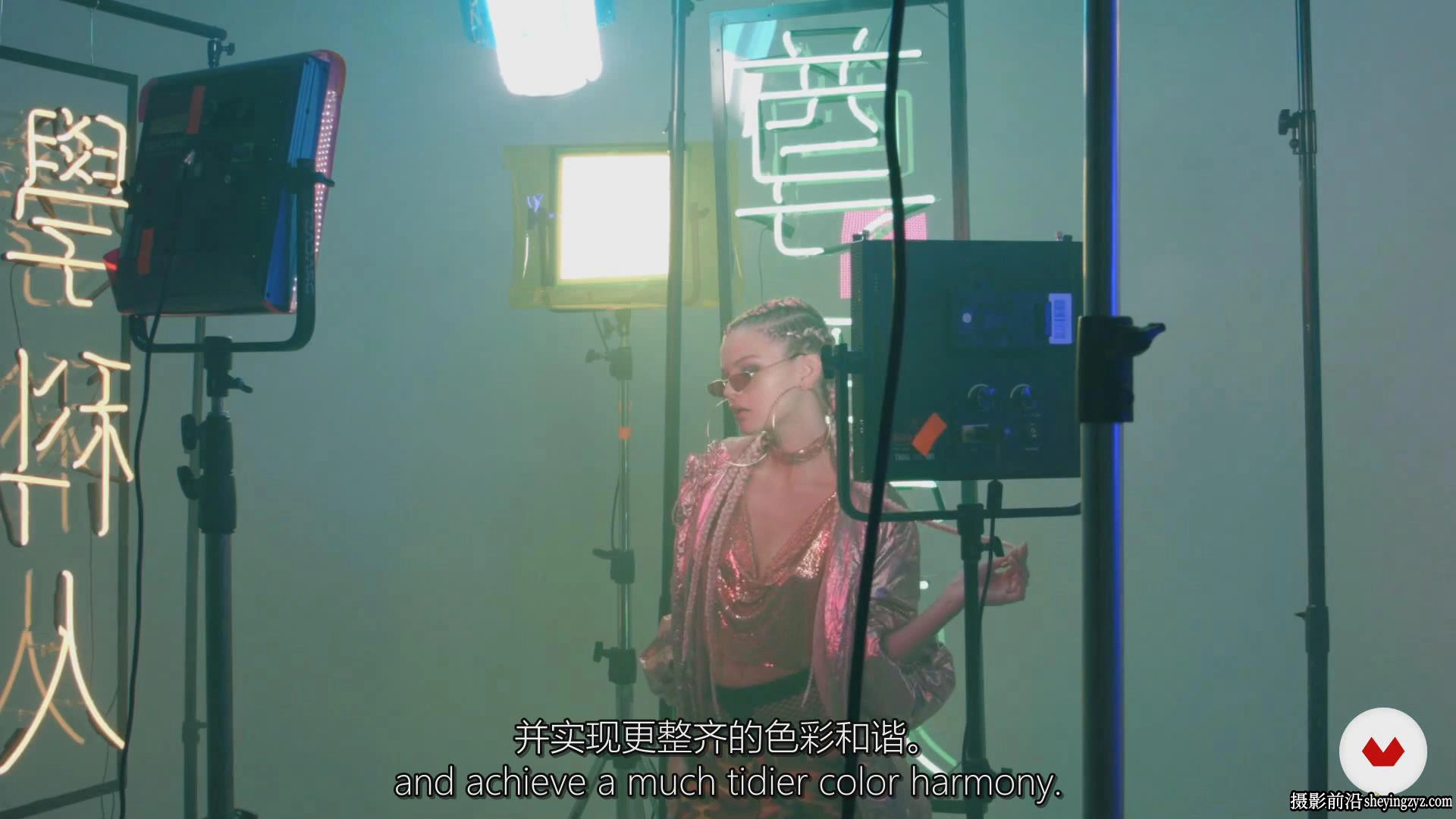 Mikeila Borgia 用连续光霓虹灯进行科技感人像摄影和修饰-中英字幕