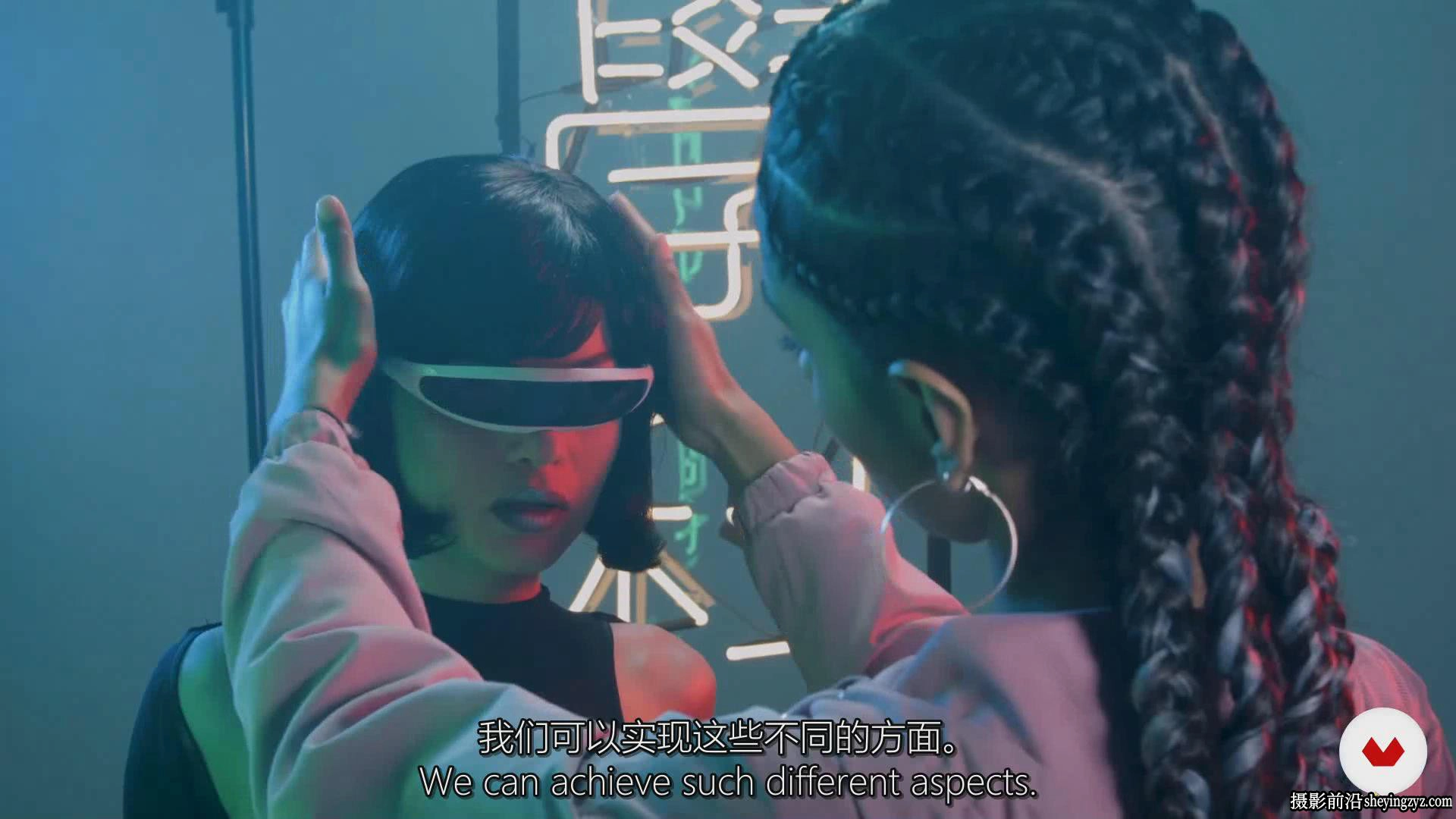 Mikeila Borgia 用连续光霓虹灯进行科技感人像摄影和修饰-中英字幕
