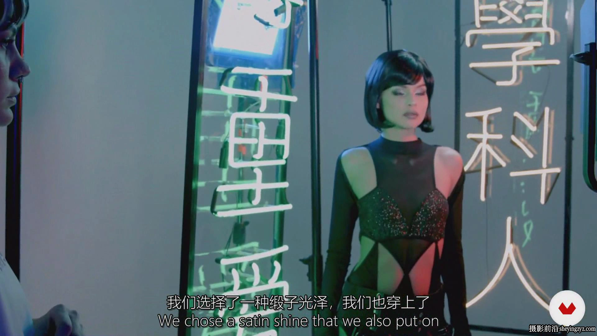 Mikeila Borgia 用连续光霓虹灯进行科技感人像摄影和修饰-中英字幕