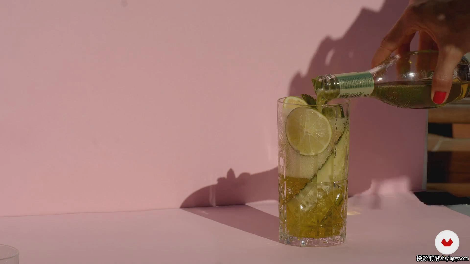 摄影师 Paloma Rincón 利用阳光自然光进行产品摄影教程-中文字幕