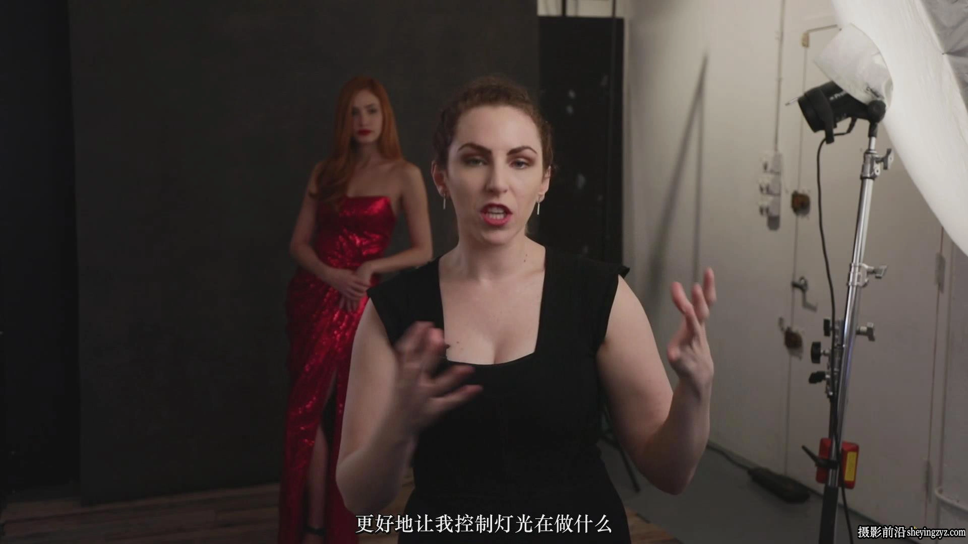 Lindsay Adler 如何使用V-Flat拍摄时尚人像布光完整教程-中文字幕