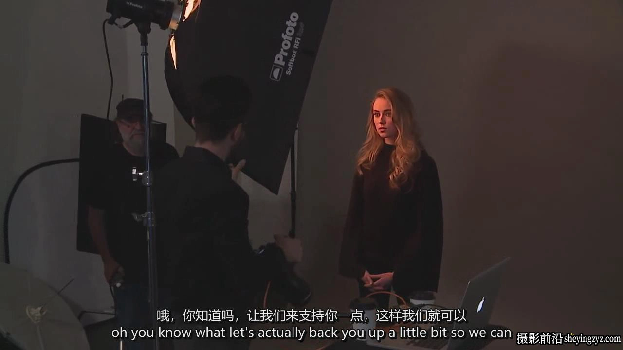 摄影师Chris Knight 一盏灯一个反光板掌握人像布光教程-中英字幕