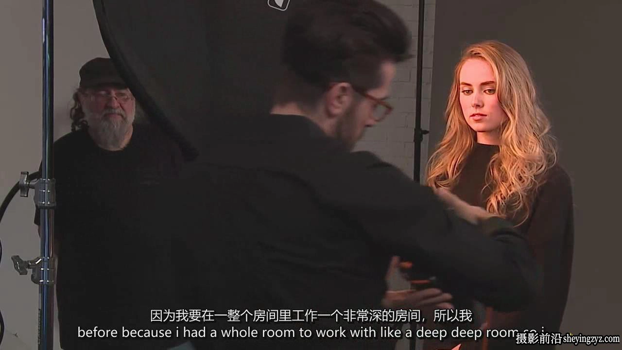 摄影师Chris Knight 一盏灯一个反光板掌握人像布光教程-中英字幕