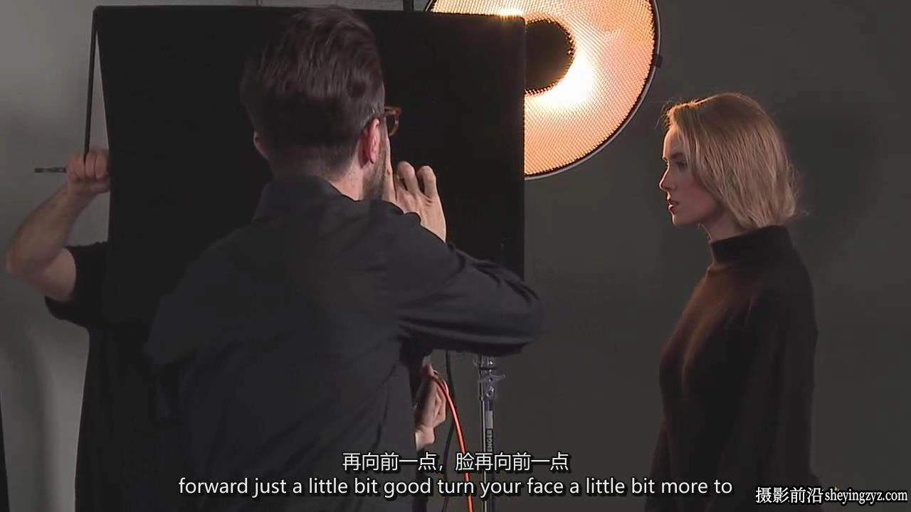 摄影师Chris Knight 一盏灯一个反光板掌握人像布光教程-中英字幕
