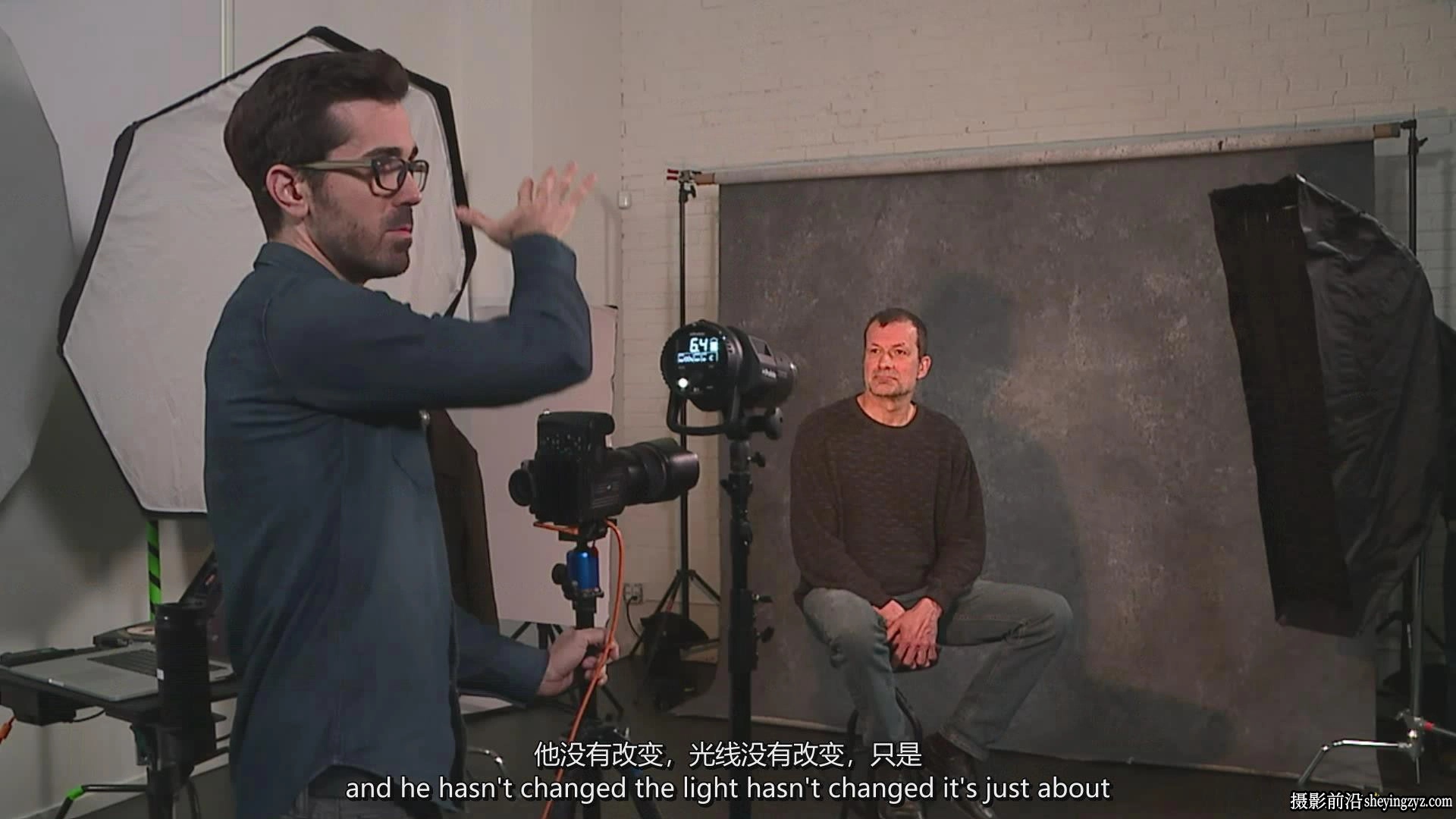 摄影师Chris Knight掌握弱光人像摄影布光完整教程-中英字幕