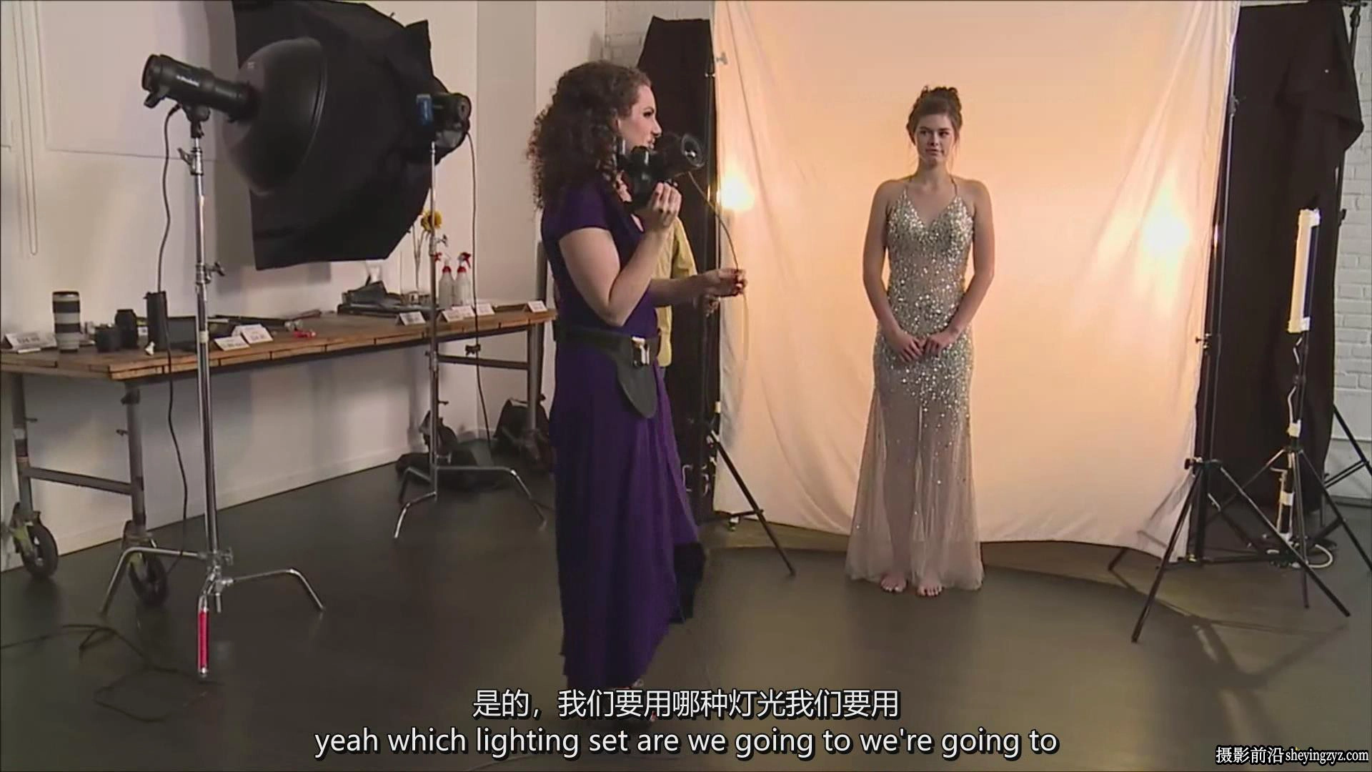 摄影师 Lindsay Adler 用最低成本进行创意人像摄影布光教程-中英字幕