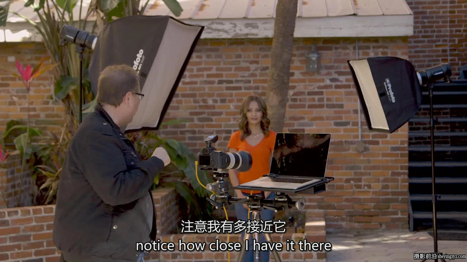 KelbyOne–Scott Kelby现场掌握外景肖像摄影布光教程-中英字幕