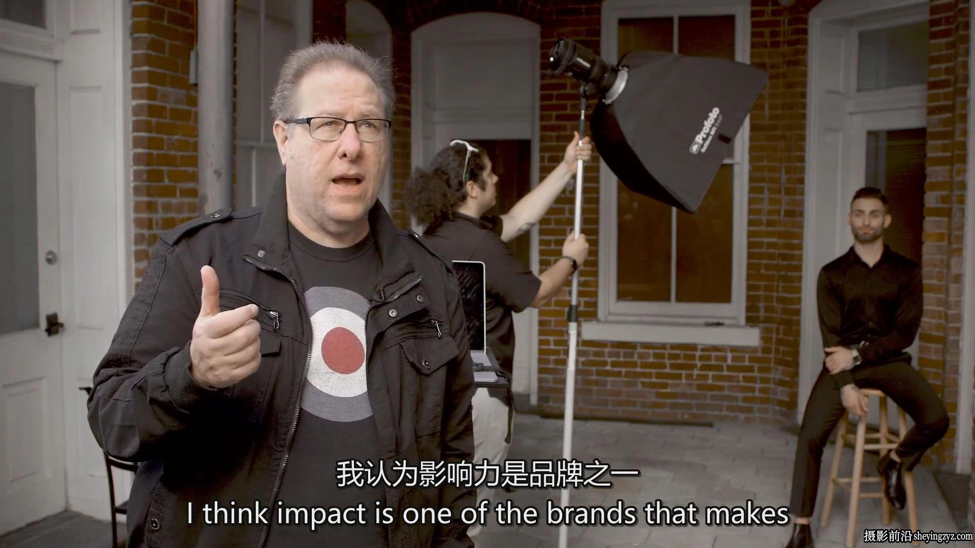 KelbyOne–Scott Kelby现场掌握外景肖像摄影布光教程-中英字幕