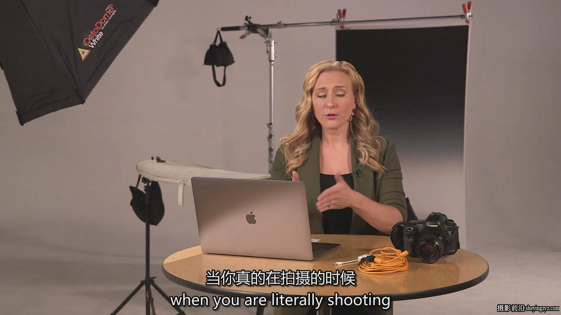 KelbyOne -Kristina Sherk使用简单设置拍摄专业头像教程-中英字幕
