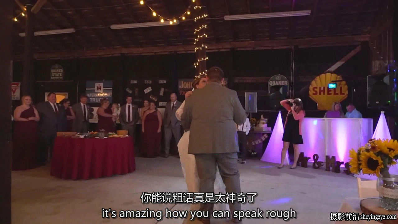 摄影师Katelyn James婚礼摄影现场一场农村婚礼摄影教程-中英字幕