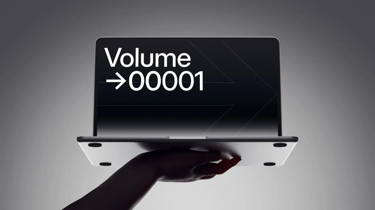 12个手持MacBook Air 2024的高级样机品牌UI/UX设计或演示模型
