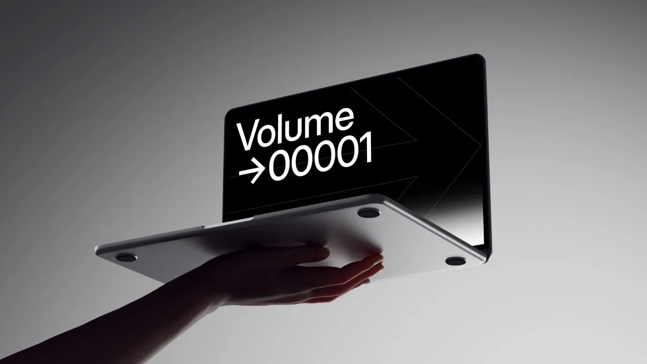 12个手持MacBook Air 2024的高级样机品牌UI/UX设计或演示模型