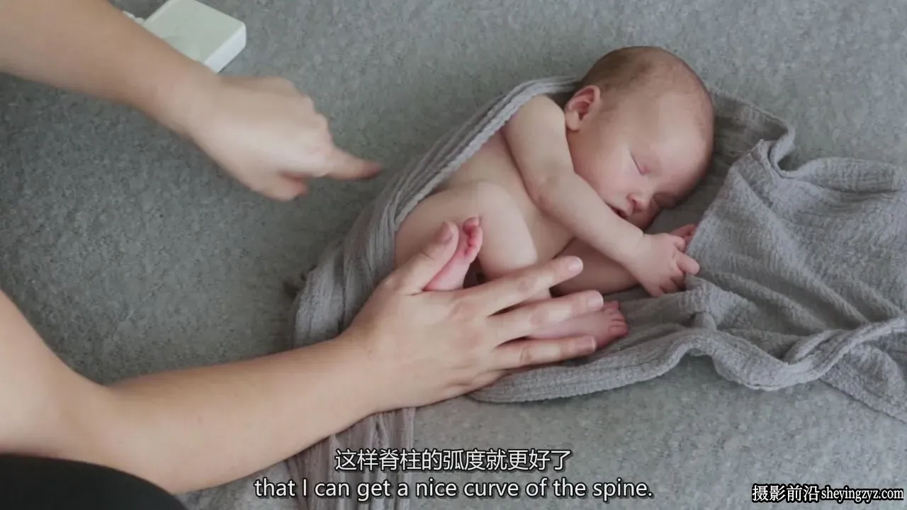 Kelly Brown - 新生婴儿背部包裹摆姿势摄影教程-独家精翻中英字幕