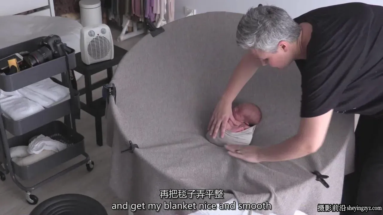 Kelly Brown - 新生婴儿背部包裹摆姿势摄影教程-独家精翻中英字幕