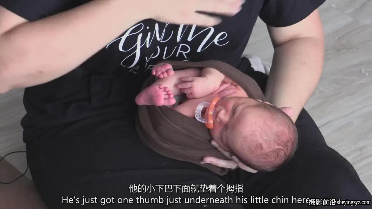 Kelly Brown - 新生婴儿背部包裹摆姿势摄影教程-独家精翻中英字幕
