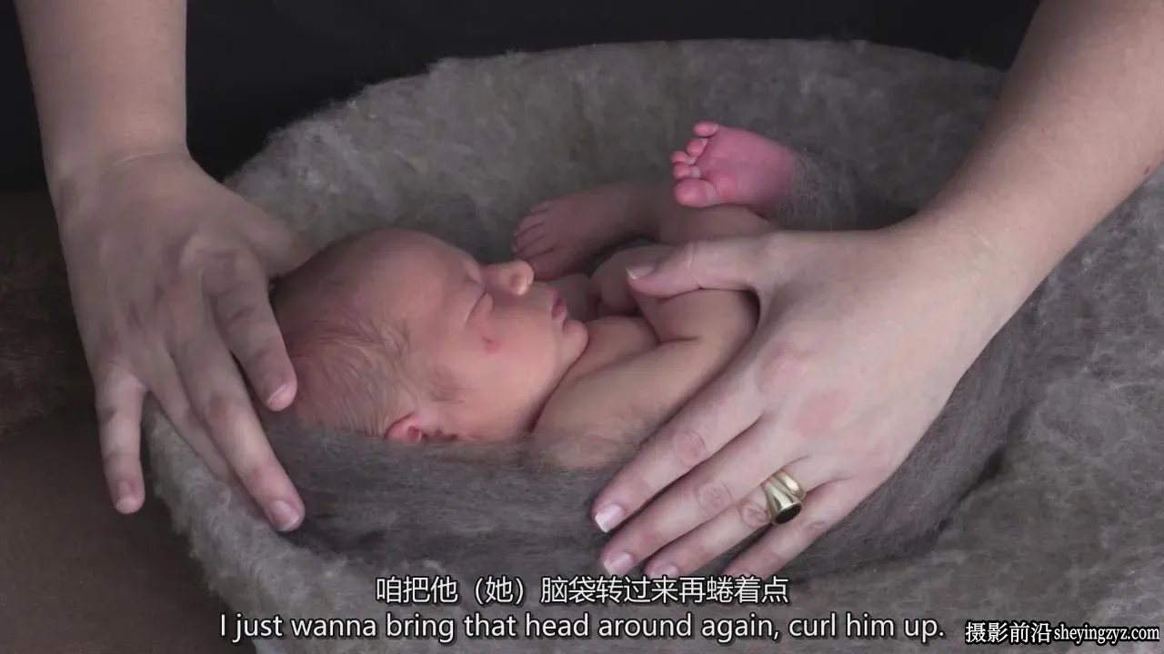 Kelly Brown - 新生婴儿背部包裹摆姿势摄影教程-独家精翻中英字幕